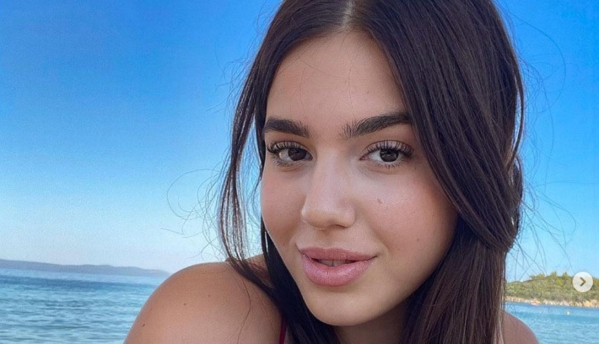 DA LI TI JE OTAC PONOSAN: Ćerka Zdravka Čolića opet na meti zbog vrelih slika sa plaže! (FOTO)