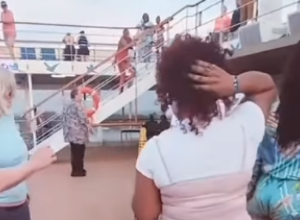 PLESALA JE NA KRUZERU NE SLUTIVŠI ŠTA ĆE JOJ SE DESITI NEKOLIKO MINUTA KASNIJE: Snimak ove žene obišao je ceo svet! (VIDEO)