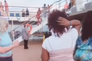 PLESALA JE NA KRUZERU NE SLUTIVŠI ŠTA ĆE JOJ SE DESITI NEKOLIKO MINUTA KASNIJE: Snimak ove žene obišao je ceo svet! (VIDEO)