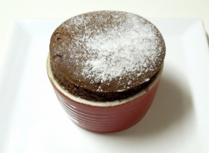 ČOKOLADNI SUFLE ZA SAMO SEDAM MINUTA: Najfinija francuska poslastica od koje će vam krenuti voda na usta!