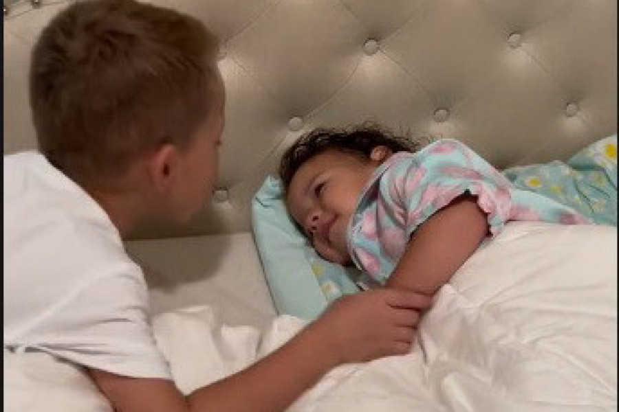 OVAKO JE STARIJI BRAT ČESTITAO ROĐENDAN MLAĐOJ SESTRI:  Odnos ovog dečaka prema devojčici rastopio je i najtvrđa srca! (VIDEO)