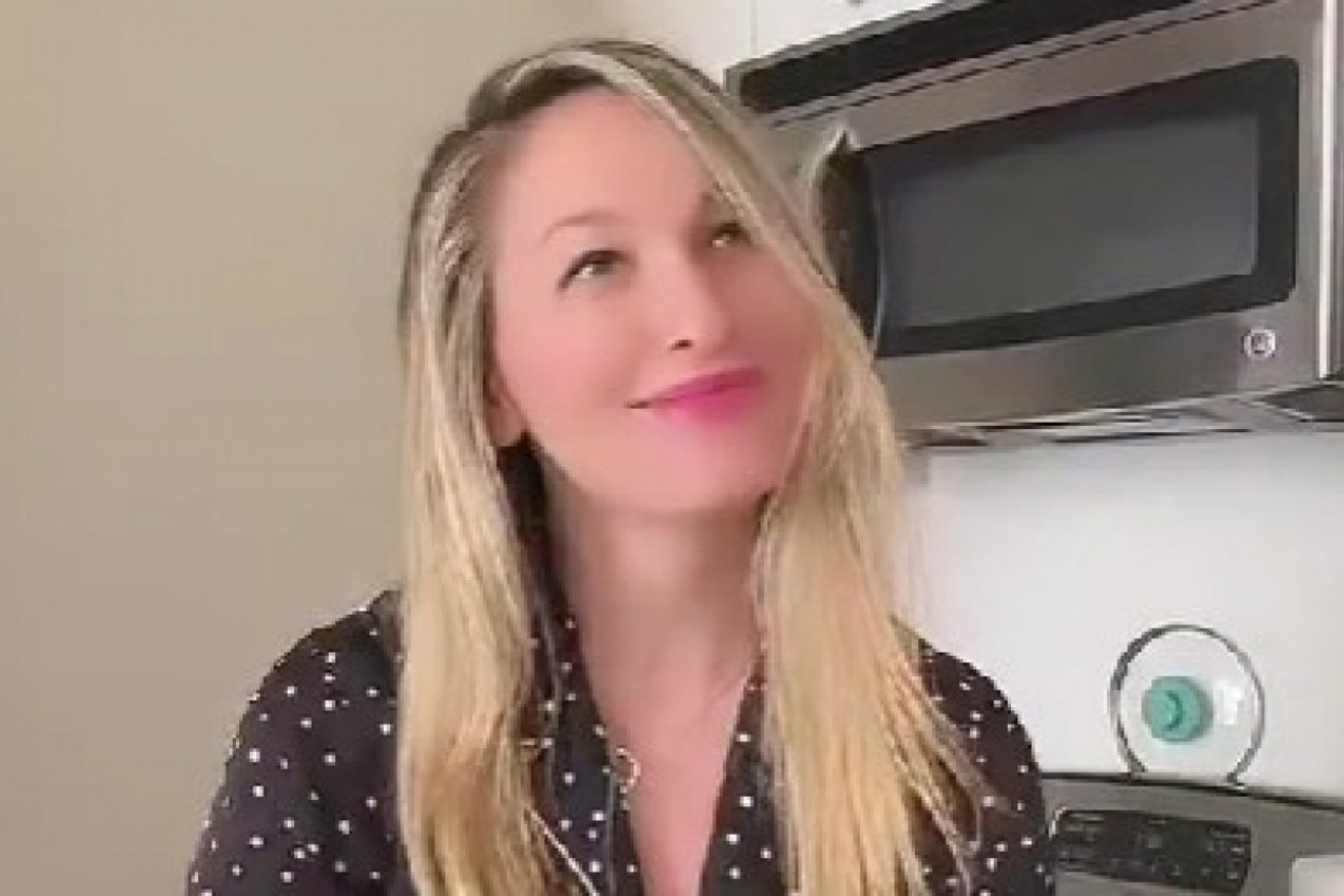 MLADA JE POZVALA "NEPOZNATU DEVOJKU" DA JOJ BUDE KUMA: Zanimanje ove dame oduševljava ljude širom sveta, a evo šta ona kaže (FOTO)