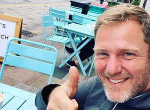 ŽIVEO JE NA ULICI UMORAN, GLADAN I IZNEMOGAO, A SADA JE MULTIMILIONER: Životna priča ovog hrabrog čoveka inspirisaće vas da uzmete stvari u svoje ruke (FOTO)