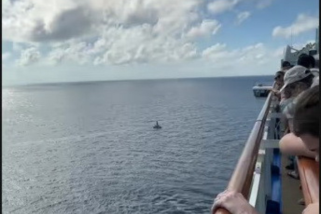 PLOVILI SU KRUZEROM, A ONDA SU U MORU UGLEDALI NEVEROVATAN PRIZOR: Putnici su zanemeli od straha, na ovo ih niko nije upozorio (VIDEO)