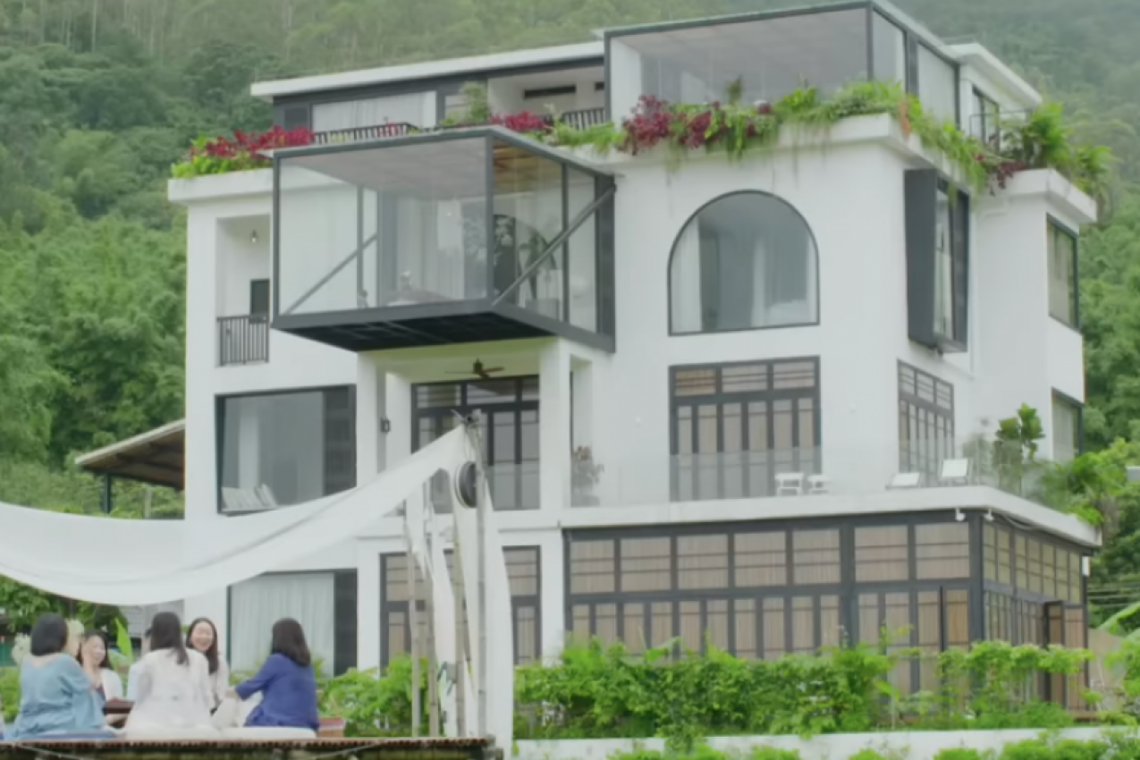 SEDAM NAJBOLJIH PRIJATELJICA JE PRE 20 GODINA REŠILO DA OSTARI ZAJEDNO: Ruševinu na selu pretvorile u vilu, a sada ponosno pričaju svoju priču! (FOTO+VIDEO)