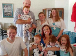 MISLILA JE DA NEĆE MOĆI DA IMA DECU, A ONDA JE NA ULTRAZVUKU VIDELA TRI BEBE: Kada je krenuo porođaj nastao je tajac i vriska, nije ni slutila koliko će sudbina biti okrutna (FOTO)