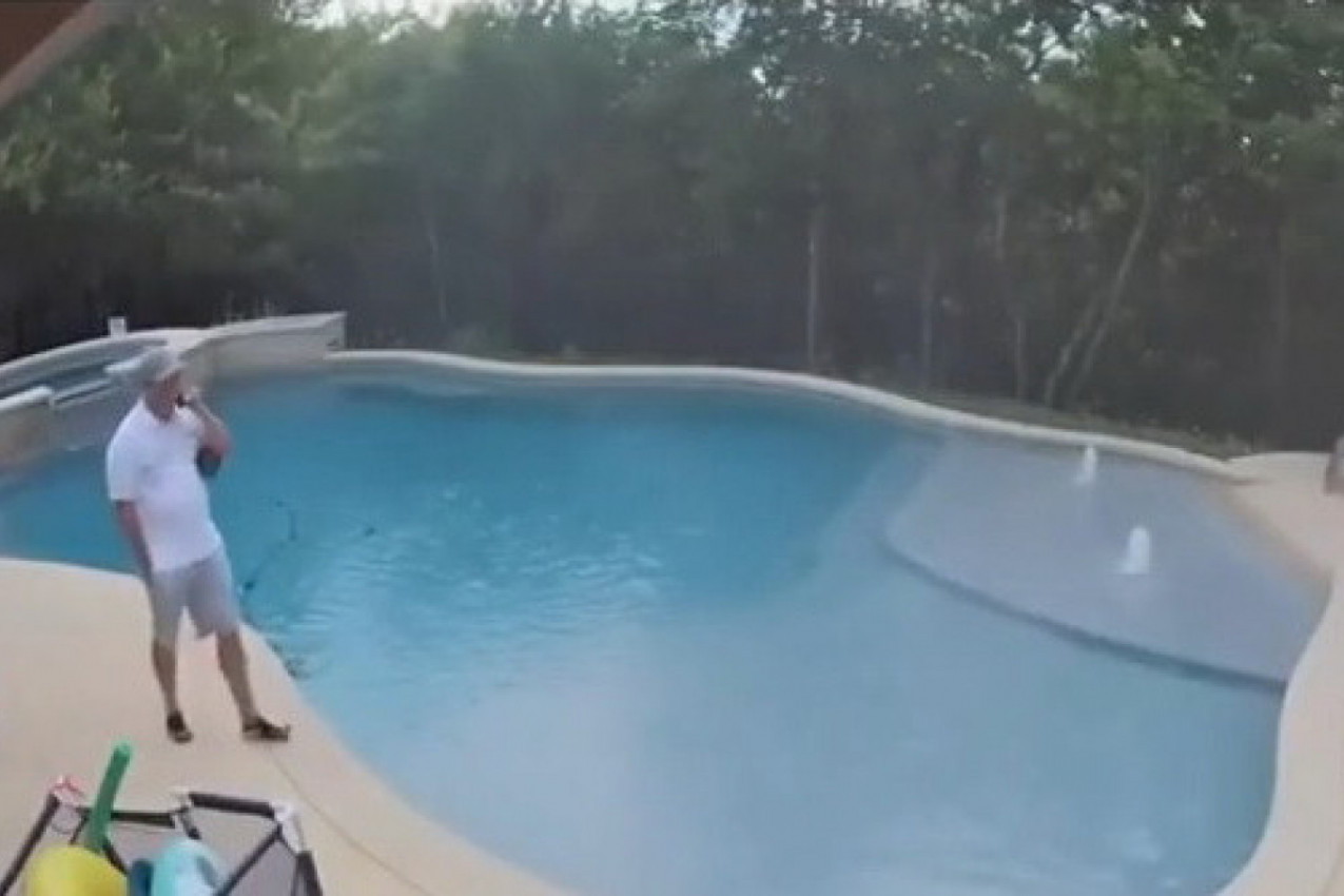 DEVOJČICA JE OBJAVILA SNIMAK PRIVATNE KAMERE IZ SVOG DVORIŠTA: Ono što je ovaj muškarac uradio kod bazena izazvalo je brojne komentare (VIDEO)