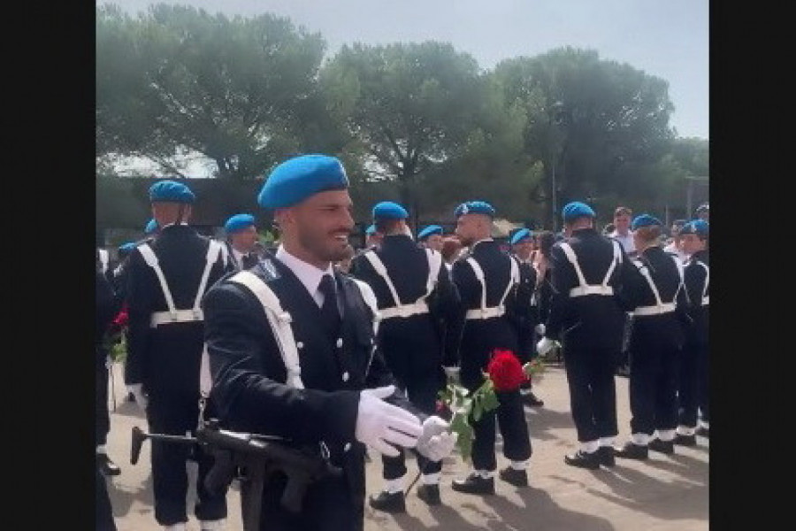 ZGODNI OFICIR JE DEVOJKU IZVEO IZ MASE OKUPLJENIH LJUDI, A NIZ NJENO LICE SU KRENULE SUZE: Gest ovog mladića je prevazišao svu lepotu romantike, dame širom sveta u transu! (VIDEO)