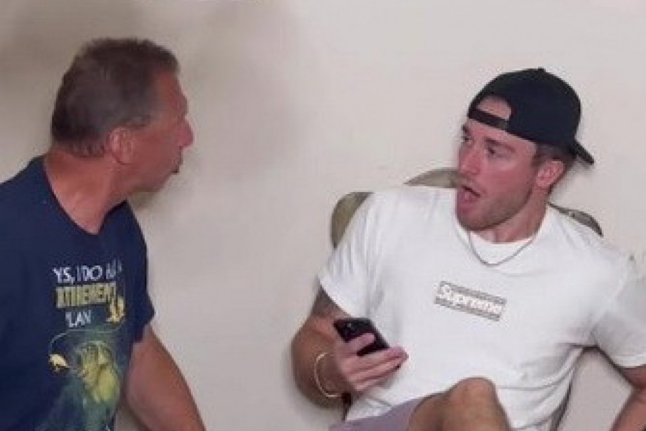 NAKON ŠTO JE OVO URADIO SVOJOJ MAMI NASTAO JE HAOS: Muškarac je prebledeo od šoka i poručio sinu da se iseli istog momenta! (VIDEO)