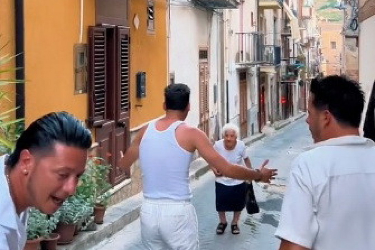 POJAVILI SU SE PRED NJOM I ČESTITALI JOJ ROĐENDAN NA NESVAKIDAŠNJI NAČIN: Baka ostala zatečena ovom scenom, a osmeh koji je podelila sa raspevanim momcima oduševio je ceo svet! (VIDEO)