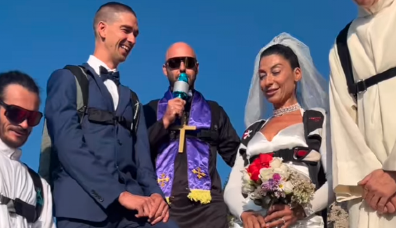 NAKON ŠTO JE SVEŠTENIK IZGOVORIO ZAVETE, MLADENCI SU SKOČILI U PROVALIJU: Šokantan snimak venčanja kruži internetom(FOTO+VIDEO)