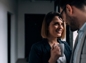 DA LI STE ZALJUBLJENI U NEKOG KOLEGU? Stručnjaci objašnjavaju zbog čega dolazi do emocija među saradnicima (FOTO)