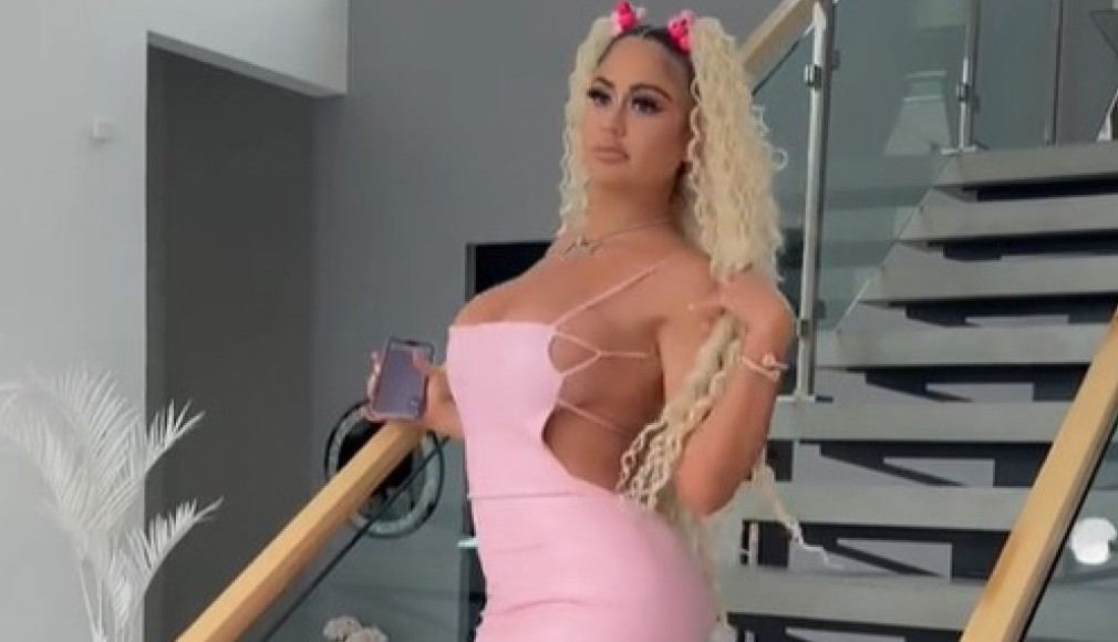 ZA NJOM UZDIŠU MUŠKARCI ŠIROM SVETA ALI NEĆE DA JE OŽENE: Zbog ovih snimaka svi beže od ove plavuše, a pominju se i milioni (VIDEO)