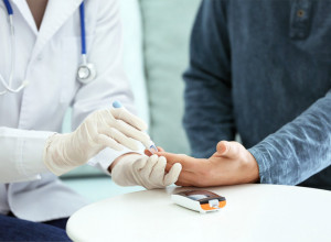 ČAK I NORMALNE VREDNOSTI ŠEĆERA U KRVI MOGU DA BUDU OPASNE: Stručnjaci upozoravaju na fatalne posledice (FOTO)