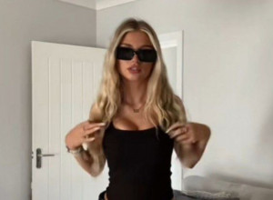 DOBRO POGLEDAJTE FOTOGRAFIJU OVE PLAVUŠE: Devojka zbog svog izgleda prolazi kroz dramu, evo o čemu se radi (FOTO+VIDEO)