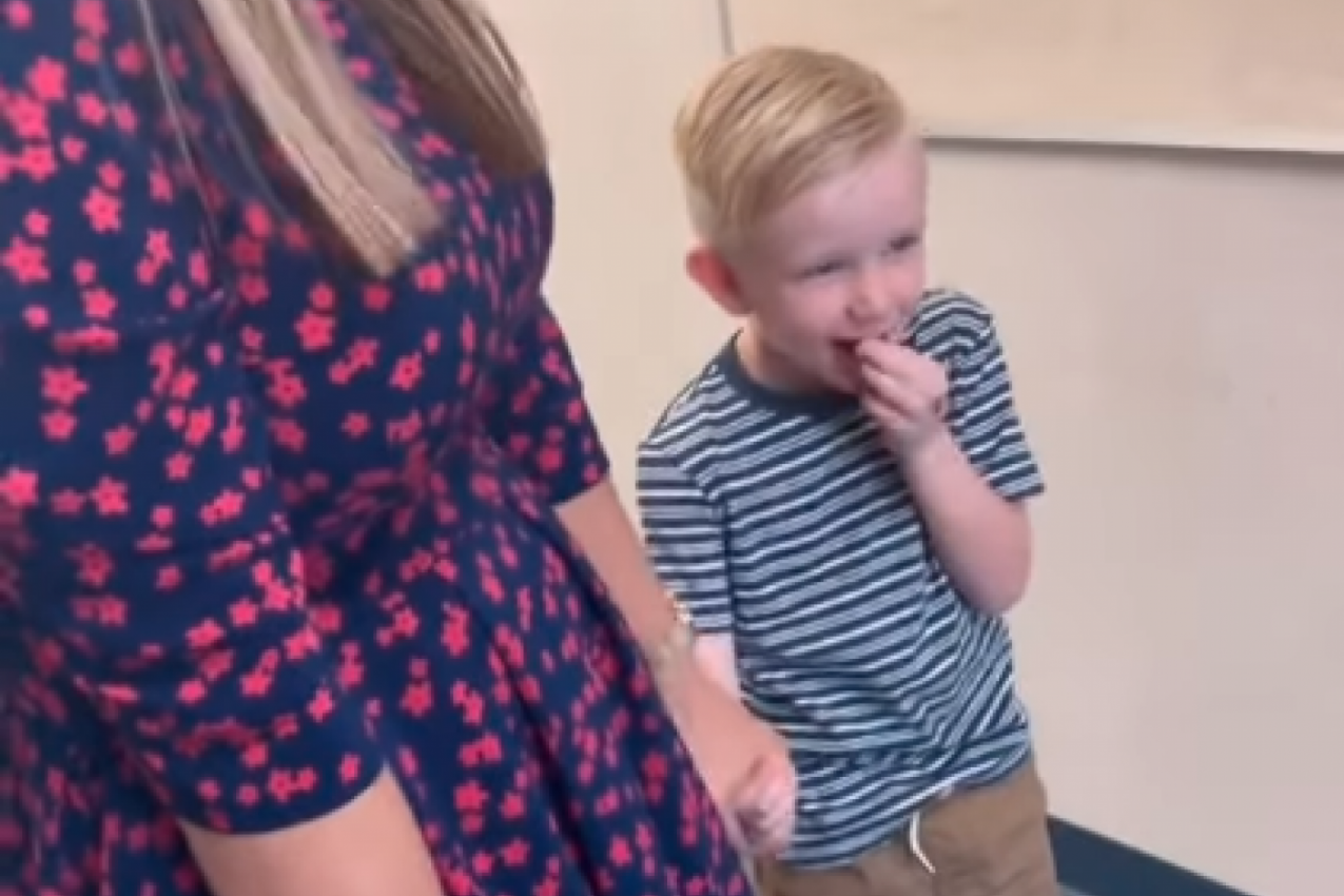 PRESELIO SE I PROMENIO ŠKOLU, NA KRAJU GODINE DOŠAO JE DA VIDI DRUGARE: Držao je čvrsto mamu za ruku jer nije znao kako će deca reagovati, ali ovom se nije nadao! (FOTO+VIDEO)