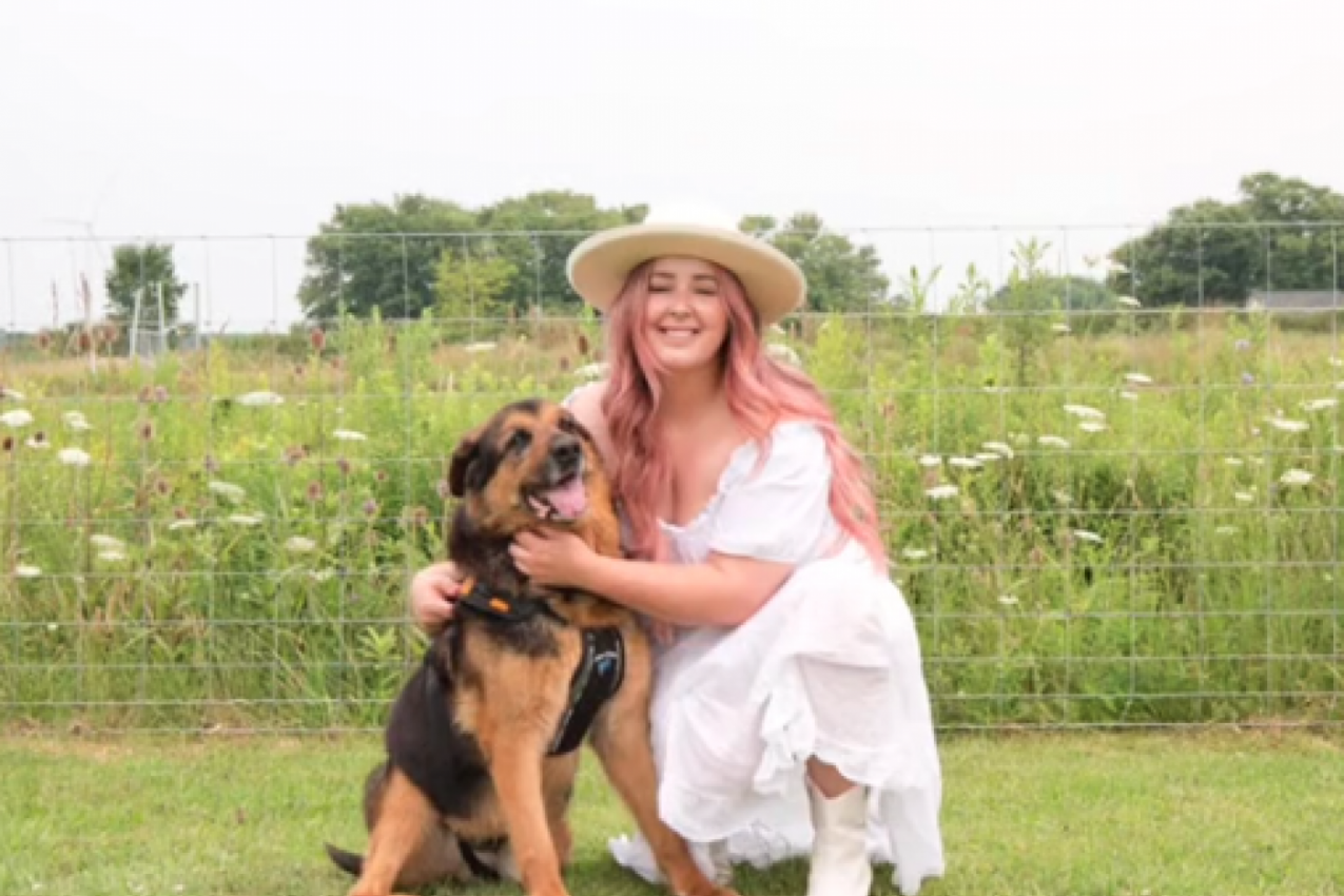 IMAO JE 12 GODINA I NIKO GA NIJE NI POGLEDAO U PRIHVATILIŠTU, A ONDA JE NAIŠLA ONA: Snimak usvajanja psa iz azila koji je mnogima naterao suze na oči (VIDEO)