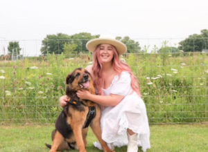 IMAO JE 12 GODINA I NIKO GA NIJE NI POGLEDAO U PRIHVATILIŠTU, A ONDA JE NAIŠLA ONA: Snimak usvajanja psa iz azila koji je mnogima naterao suze na oči (VIDEO)