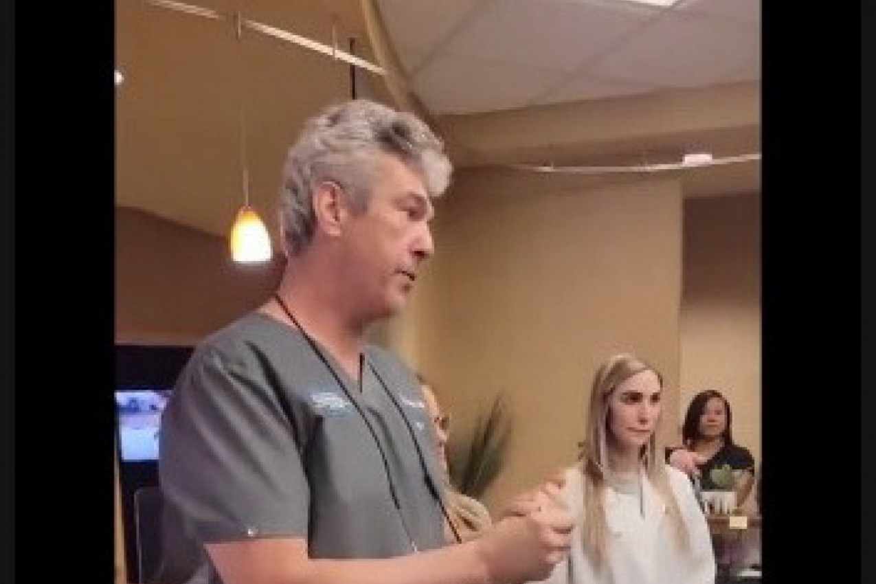 ŠEF JU JE POZVAO U HOL KAKO BI JOJ NEŠTO SAOPŠTIO, A ONA JE OSTALA ZABEZEKNUTA: Dugogodišnja radnica u jednoj firmi doživela je šok (VIDEO)