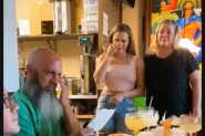 POSTAVILA JE OVO PITANJE OČUHU PRED SVIMA: Ostao je zatečen njenim zahtevom i to na svoj rođendan, suze su mu se slivale niz lice (VIDEO)