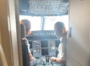 PILOT JE OSTAO BEZ REČI KADA JE VIDEO KO MU JE UŠAO U KABINU: Samo je prošao pored njih, a onda je u avionu nastala cika i vriska (VIDEO)