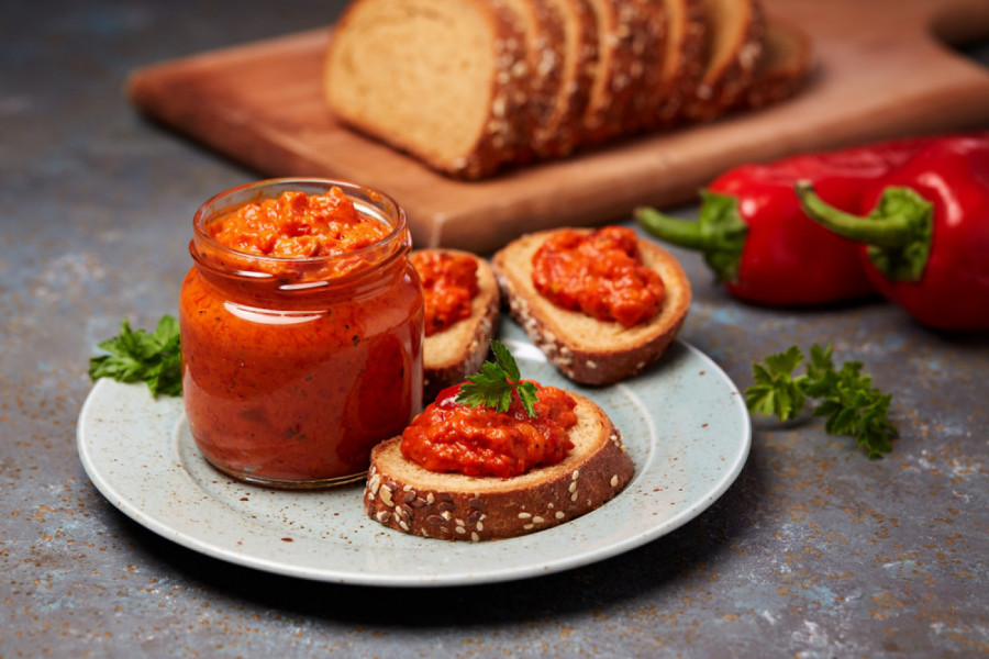 EVO KAKO DA PRIPREMITE DOMAĆI MAKEDONSKI AJVAR: Jednostavan recept za omiljenu zimnicu (FOTO)