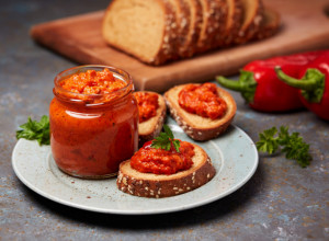 EVO KAKO DA PRIPREMITE DOMAĆI MAKEDONSKI AJVAR: Jednostavan recept za omiljenu zimnicu (FOTO)