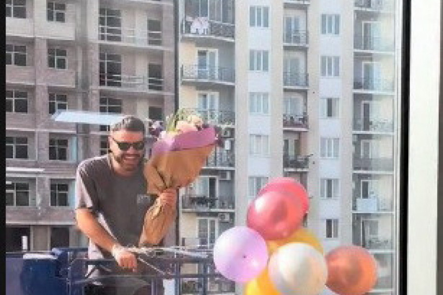 SUPRUGA MU SE PORODILA I REKLA KAKO MORA DA SAČEKA NA POSETU: Ovaj tata nije želeo da propusti ni tren već je uradio jednu potpunu ludost koja je rasplakala sve žene (VIDEO)