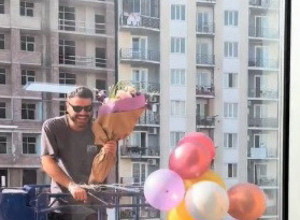 SUPRUGA MU SE PORODILA I REKLA KAKO MORA DA SAČEKA NA POSETU: Ovaj tata nije želeo da propusti ni tren već je uradio jednu potpunu ludost koja je rasplakala sve žene (VIDEO)