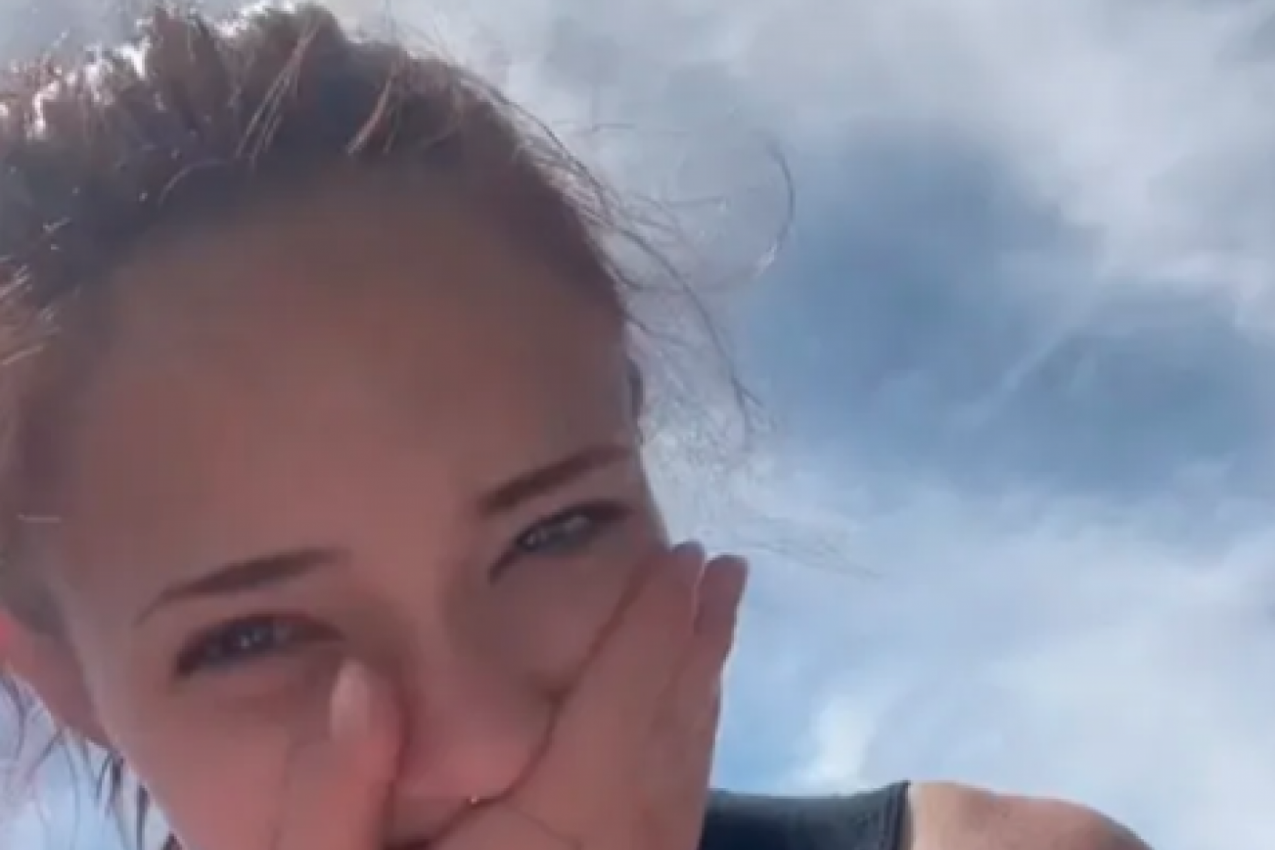 SUNČALA SE POTPUNO NAGA PORED BAZENA U SVOME DVORIŠTU: Nije ni slutila šta će joj se desiti nekoliko minuta kasnije (FOTO+VIDEO)