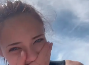 SUNČALA SE POTPUNO NAGA PORED BAZENA U SVOME DVORIŠTU: Nije ni slutila šta će joj se desiti nekoliko minuta kasnije (FOTO+VIDEO)