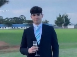 MOMAK JE MIRNO STAJAO, SVE DOK NIJE POGLEDAO IZA SEBE: U prvom momentu je bio zbunjen, a ono što je usledilo ostaviće vas bez teksta! (VIDEO)