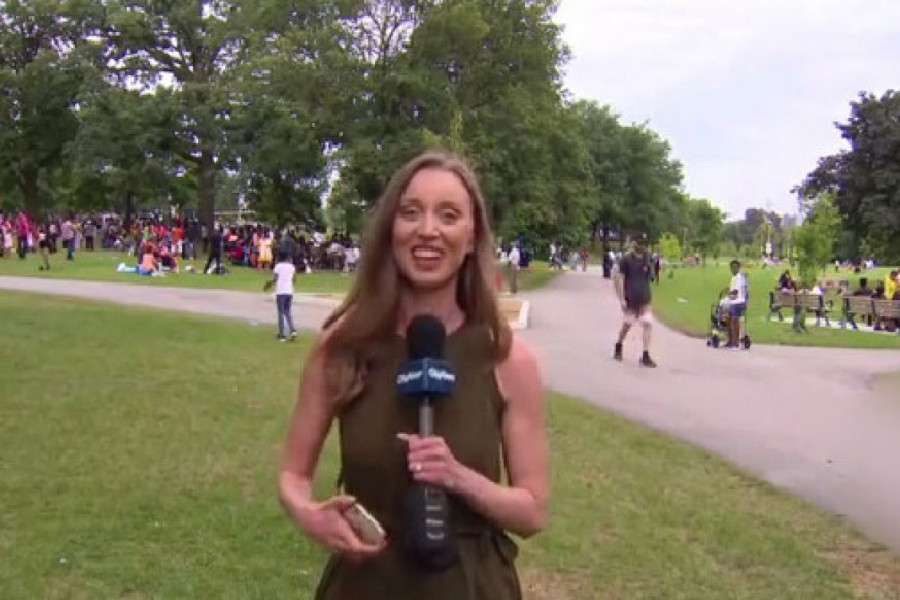 UKLJUČILA SE UŽIVO U PROGRAM, A ONDA JOJ JE ONA ULETELA U KADAR: Ono što je novinarka uradila vredno je svakog poštovanja, a ispod ovog video snimka komentari ne prestaju da se nižu! (VIDEO)