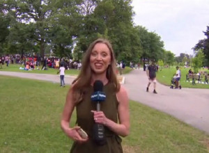 UKLJUČILA SE UŽIVO U PROGRAM, A ONDA JOJ JE ONA ULETELA U KADAR: Ono što je novinarka uradila vredno je svakog poštovanja, a ispod ovog video snimka komentari ne prestaju da se nižu! (VIDEO)