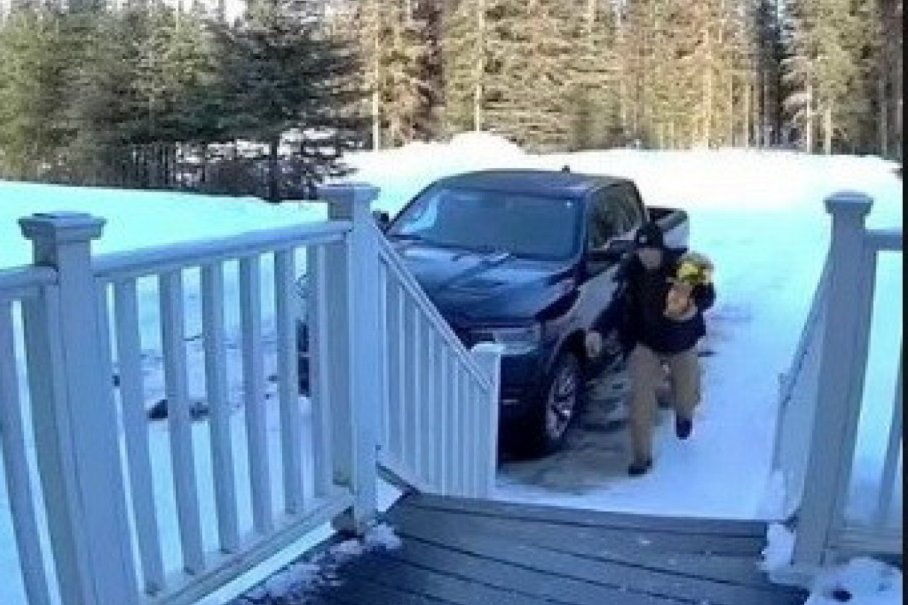 ŽENIN POTEZ GA JE DOTUKAO: Muškarac je želeo da iznenadi svoju suprugu, u par minuta sve se pretvorilo u katastrofu! (VIDEO)