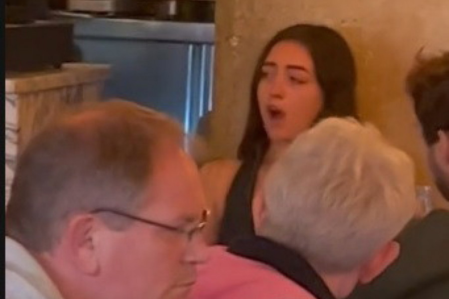 GOSTI SU SEDELI U RESTORANU, A ONDA JE GLAS JEDNE DEVOJKE PREKINUO TIŠINU: Svi su se osvrtali zapanjeni onim što čuju (VIDEO)