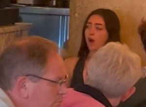 GOSTI SU SEDELI U RESTORANU, A ONDA JE GLAS JEDNE DEVOJKE PREKINUO TIŠINU: Svi su se osvrtali zapanjeni onim što čuju (VIDEO)