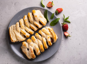 DA LI STE PROBALI ČOKOLADU U LISNATOM TESTU? Sjajan dezert za svega pet minuta (FOTO)