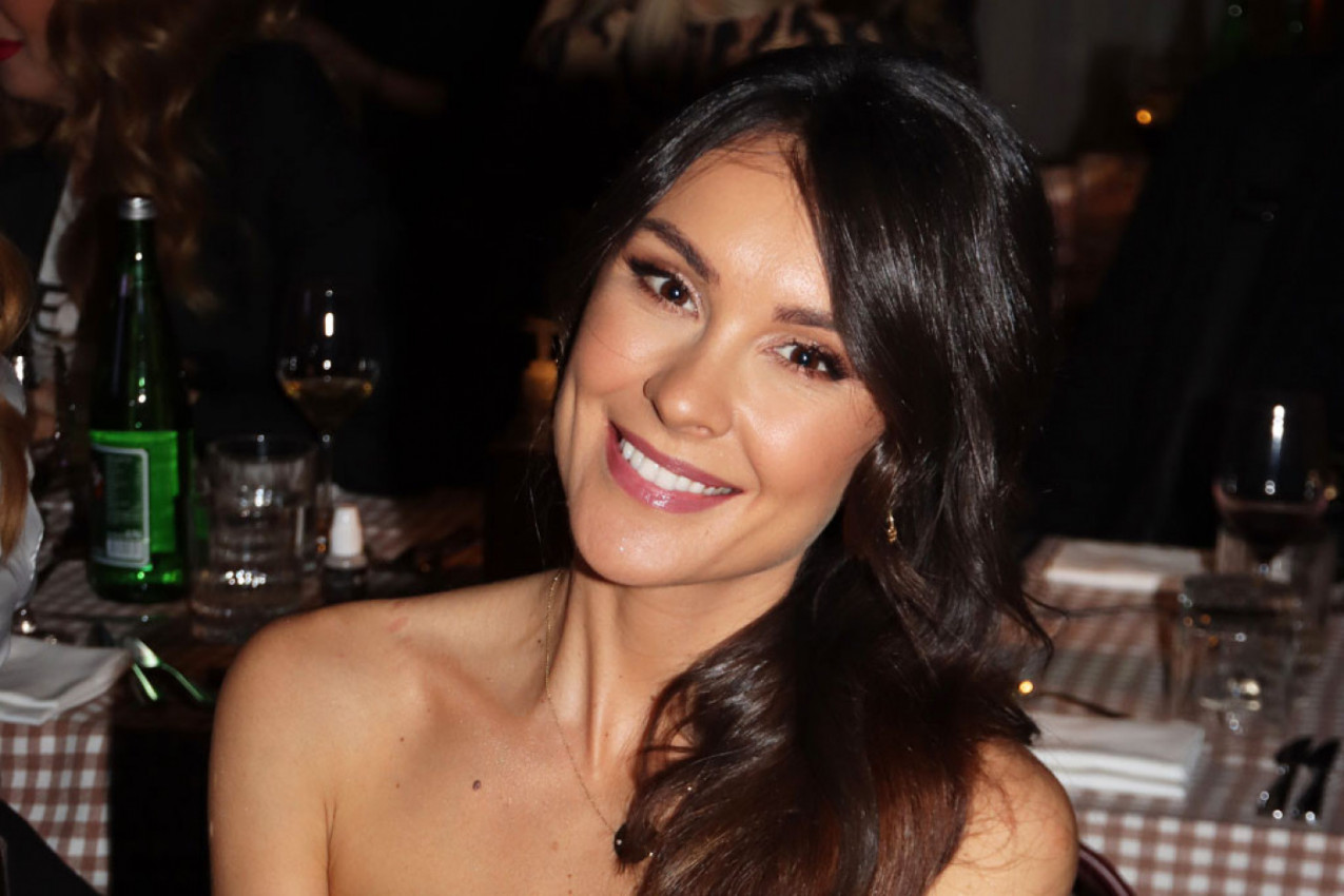 SVI SU GLEDALI U DEKOLTE DRAGANE MIĆALOVIĆ ZBOG JEDNOG DETALJA: Glumica rasplamsala maštu muškarcima(FOTO+VIDEO)