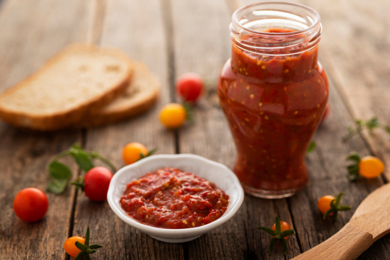 RECEPT ZA LJUTENICU NA SEOSKI NAČIN: Ovaj pikantni namaz savršen je uz roštilj ili vruć hleb