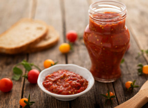 RECEPT ZA LJUTENICU NA SEOSKI NAČIN: Ovaj pikantni namaz savršen je uz roštilj ili vruć hleb