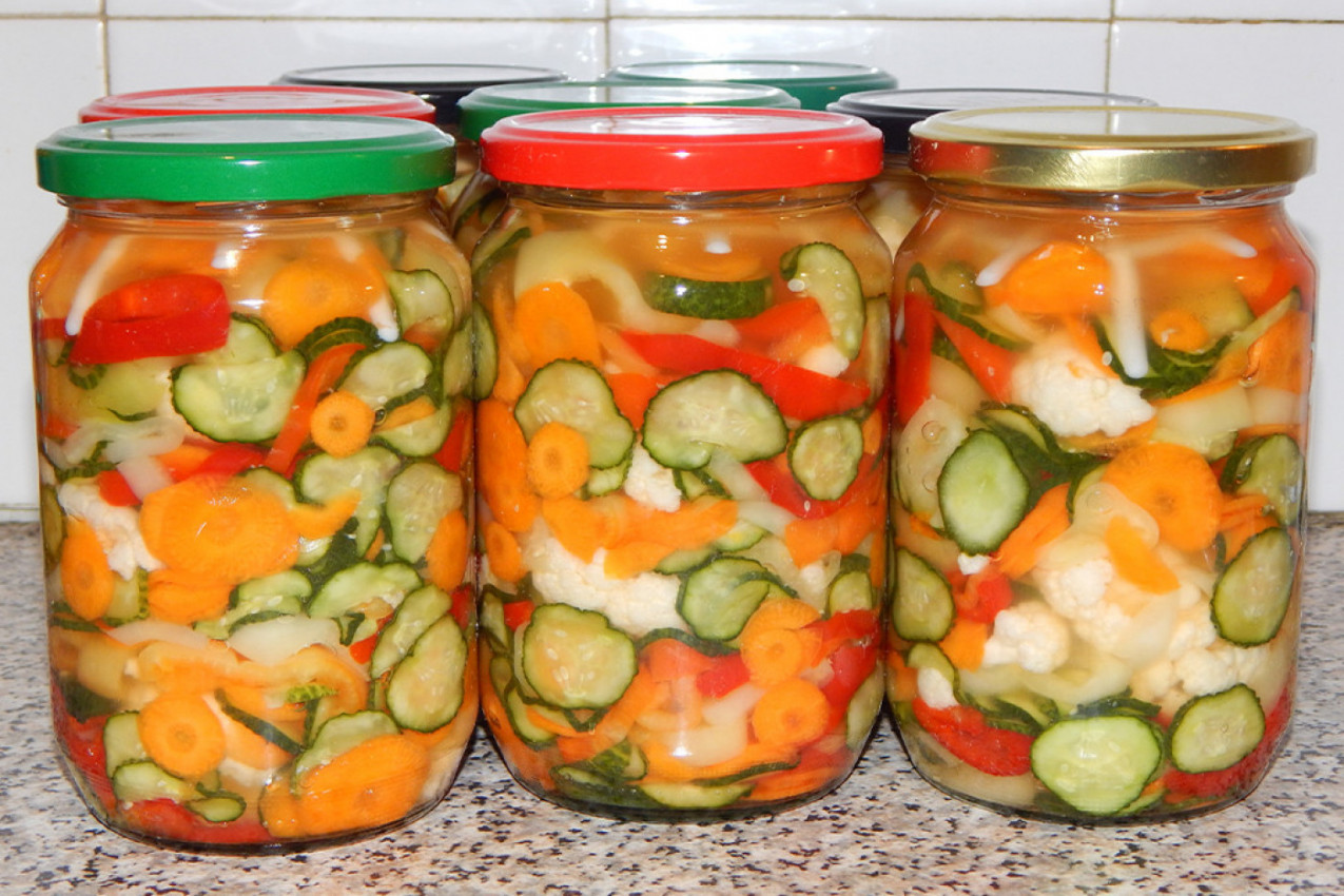 RECEPT ZA ŠARENU SALATU: Omiljena vrsta zimnice bez ulja, vinobrana i kozervansa!