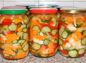 RECEPT ZA ŠARENU SALATU: Omiljena vrsta zimnice bez ulja, vinobrana i kozervansa!