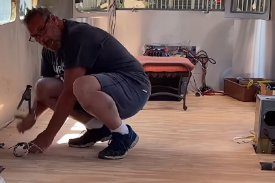 RADIO JE U RADIONICI ZA MAŠINOM KADA JE PRIMETIO DA SE NEŠTO KREĆE KA NJEMU VELIKOM BRZINOM: Prestravljeni čovek je samo vrisnuo i srušio se na pod! (FOTO+VIDEO)