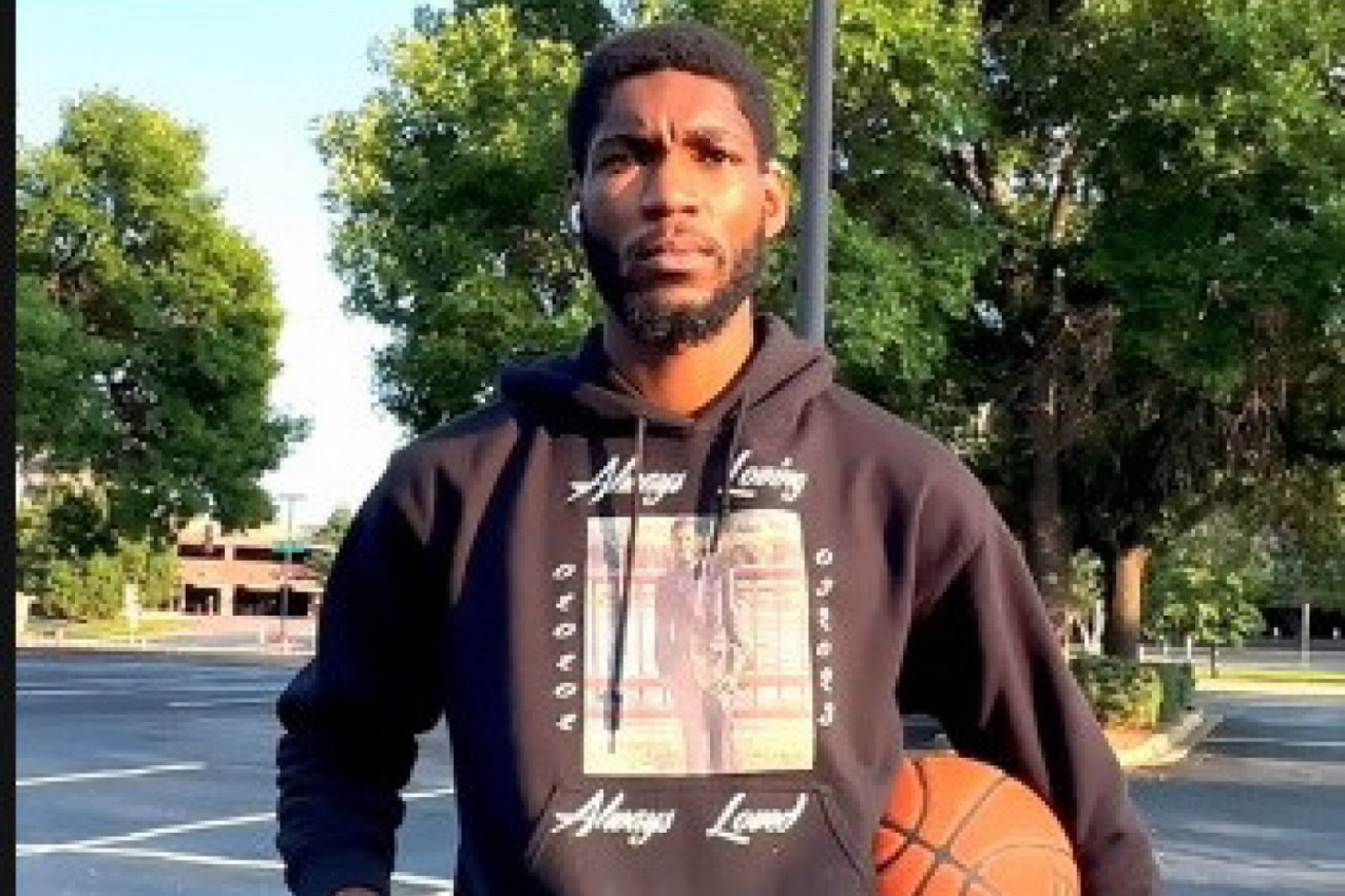 IGRAO JE KOŠARKU, A ONDA SE DESILO NEŠTO NEOČEKIVANO: Gest mladića koji mu je prišao rasplakao je mladog sportistu, ali to nije sve! (VIDEO)