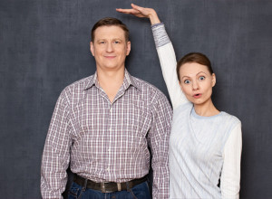 ZAŠTO NISKIM ŽENAMA ODGOVARAJU VISOKI MUŠKARCI I OBRNUTO? Evo šta stručnjaci za veze imaju da kažu o razlikama u visini!