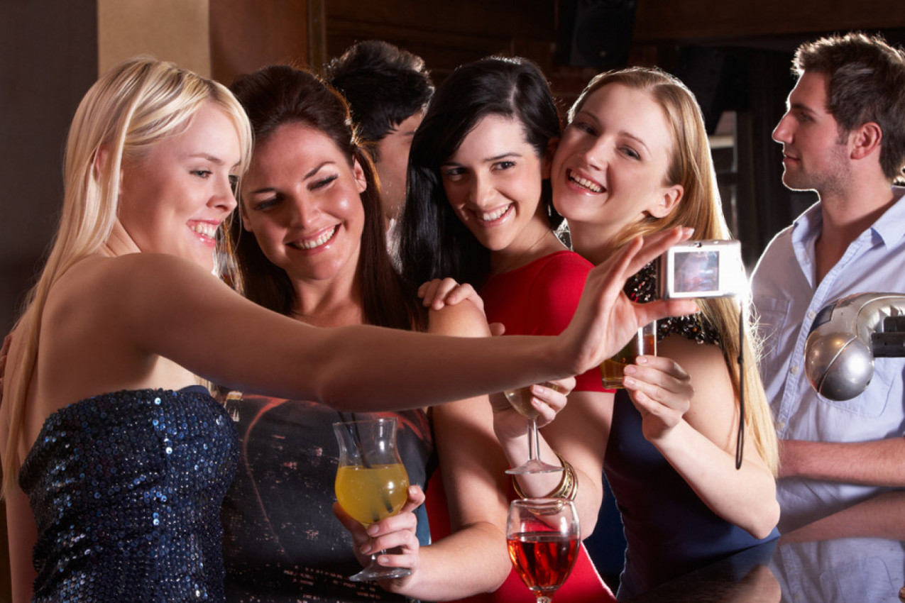 POZVALA JE SVEKRVU NA DEVOJAČKO VEČE I USLEDILE SU ŠOK SCENE: Ono što je buduća mlada videla prenerazilo ju je, u sve je umešan i striper! (FOTO)