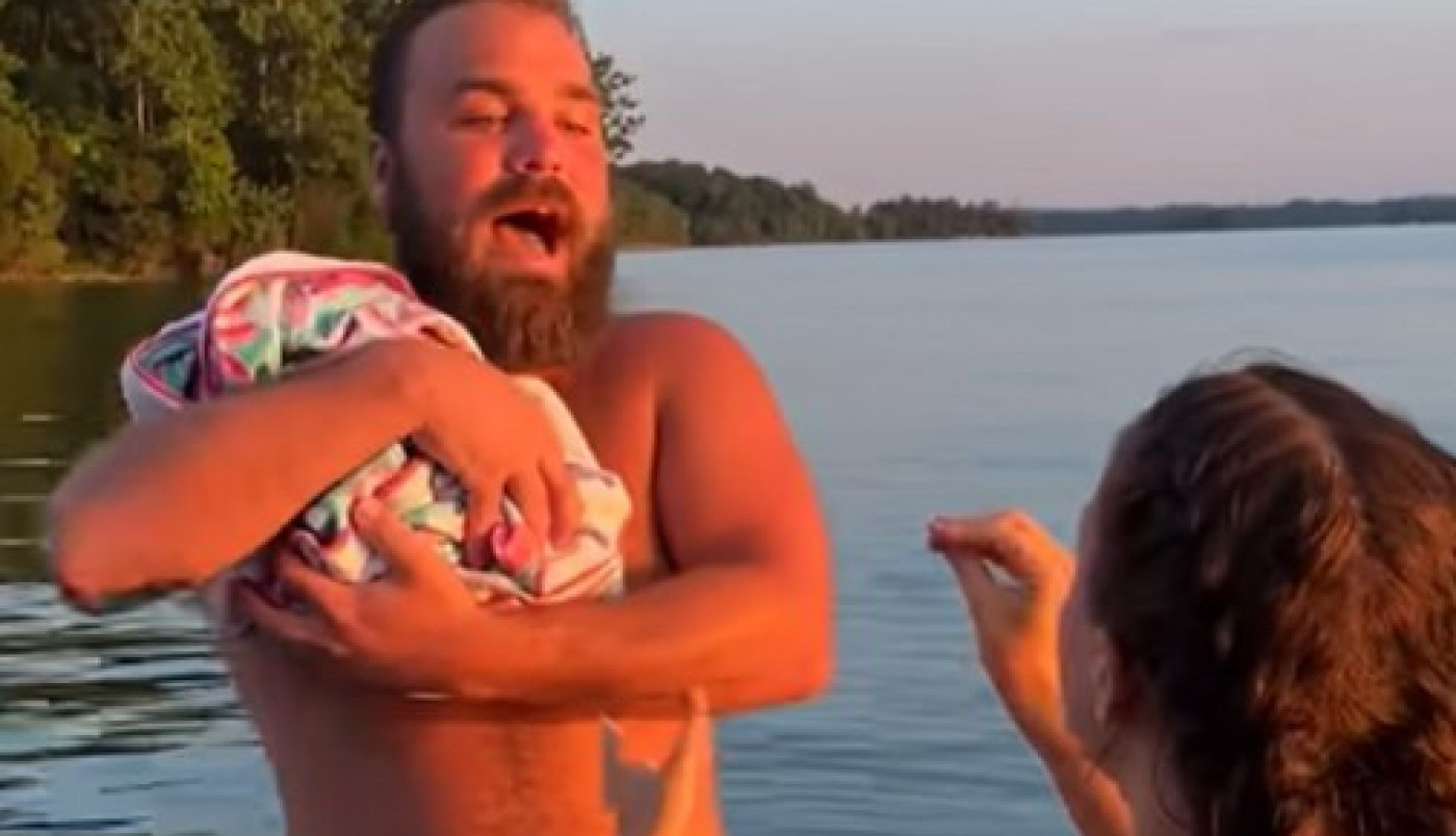 POSVAĐAO SE SA ŽENOM, A ONDA JE "BEBU" BACIO SA ČAMCA: Zastaće vam knedla u grlu kada vidite ove kadrove, a tek potez majke(VIDEO)