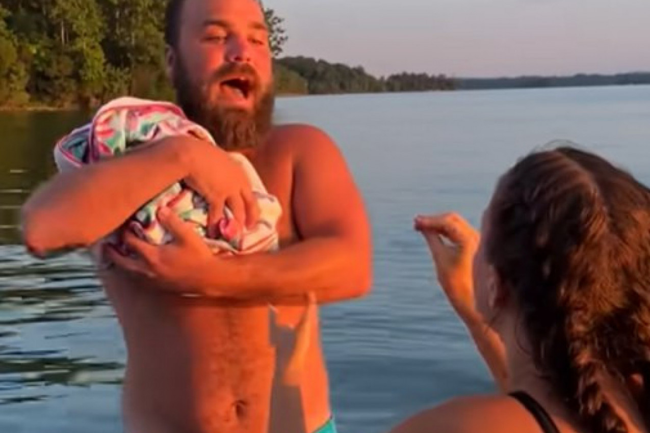 POSVAĐAO SE SA ŽENOM, A ONDA JE "BEBU" BACIO SA ČAMCA: Zastaće vam knedla u grlu kada vidite ove kadrove, a tek potez majke(VIDEO)