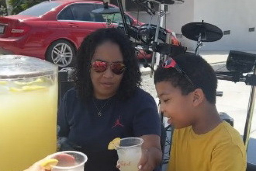 DEČAK JE SLEP OD ROĐENJA I IMA SAMO JEDAN SAN: Njegova priča kida srce i dušu, njegov osmeh nikog ne ostavlja ravnodušnim pa mu pomažu čak i poznate ličnosti (VIDEO)